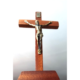 Crucifix en bois sur pied