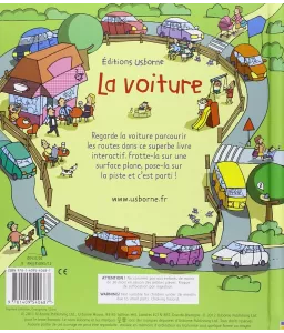 La voiture avec un jouet à friction et 4 pistes